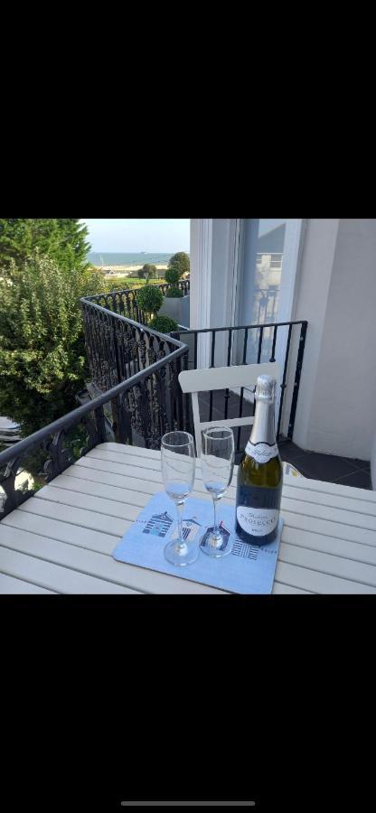 Wight On The Beach, Sleeps 4, Free Off Road Parking, Balcony With Sea Views Ryde  Exterior foto